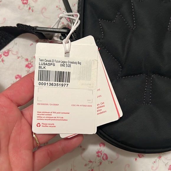 Team Canada 22 Future Legacy Crossbody Bag BLACK - Picture 2 of 4